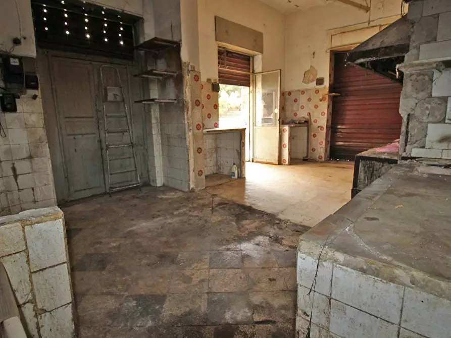 Immagine 28 di Locale commerciale in vendita  in Via Collegio Di Maria Al Borgo 78 a Palermo