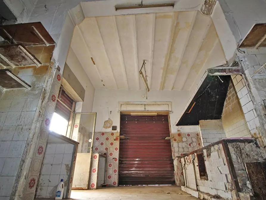 Immagine 29 di Locale commerciale in vendita  in Via Collegio Di Maria Al Borgo 78 a Palermo