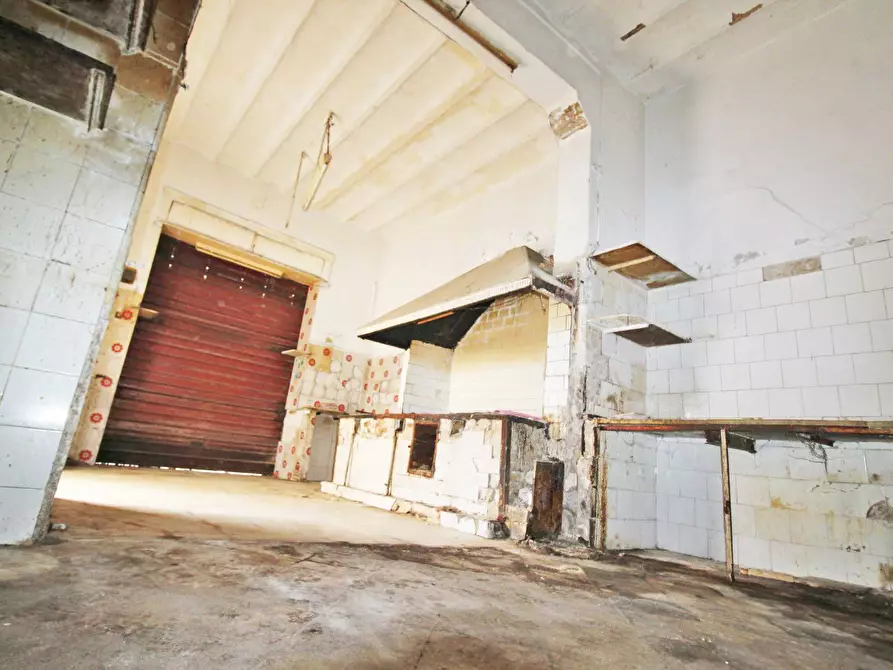 Immagine 31 di Locale commerciale in vendita  in Via Collegio Di Maria Al Borgo 78 a Palermo