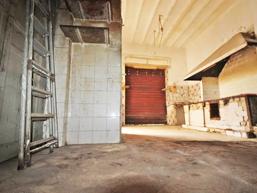 Immagine 32 di Locale commerciale in vendita  in Via Collegio Di Maria Al Borgo 78 a Palermo