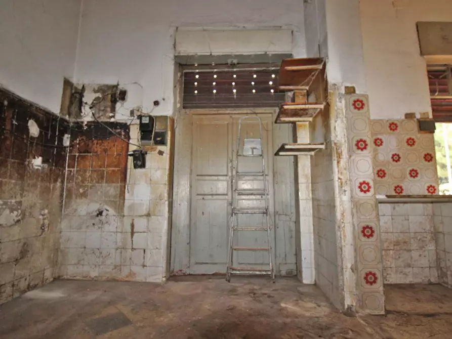 Immagine 33 di Locale commerciale in vendita  in Via Collegio Di Maria Al Borgo 78 a Palermo