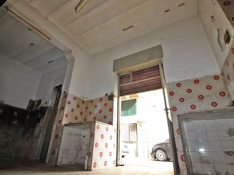 Immagine 35 di Locale commerciale in vendita  in Via Collegio Di Maria Al Borgo 78 a Palermo