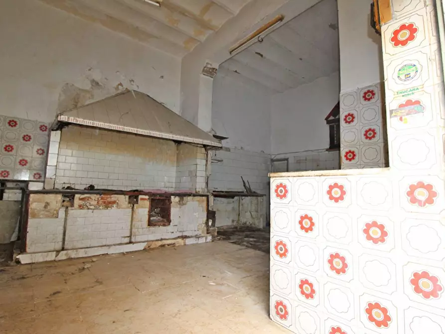 Immagine 37 di Locale commerciale in vendita  in Via Collegio Di Maria Al Borgo 78 a Palermo