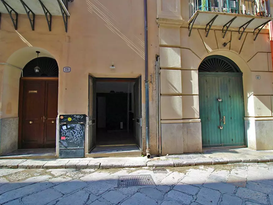 Immagine 9 di Locale commerciale in vendita  in Via Alloro 19 a Palermo
