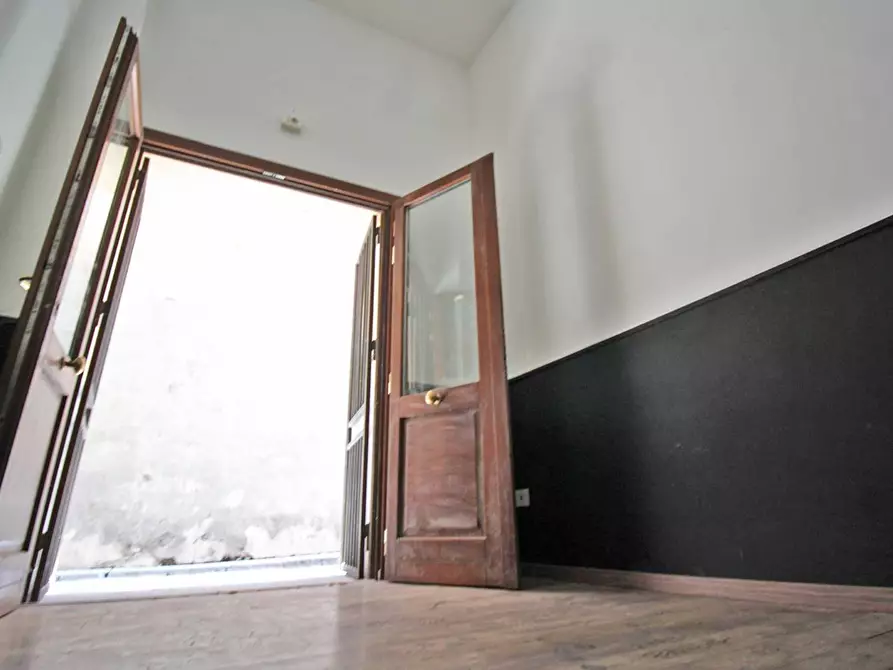 Immagine 29 di Locale commerciale in vendita  in Via Alloro 19 a Palermo