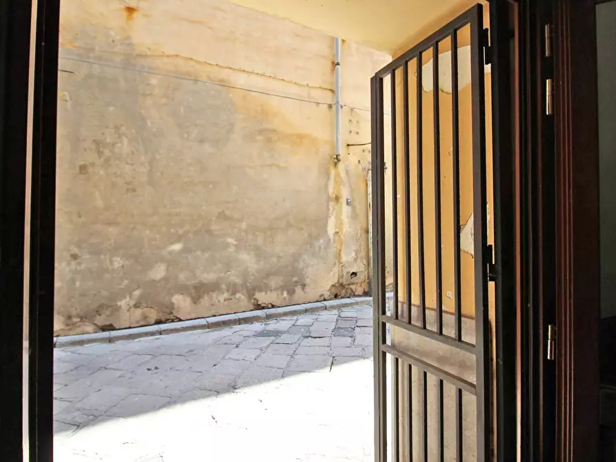 Immagine 42 di Locale commerciale in vendita  in Via Alloro 19 a Palermo