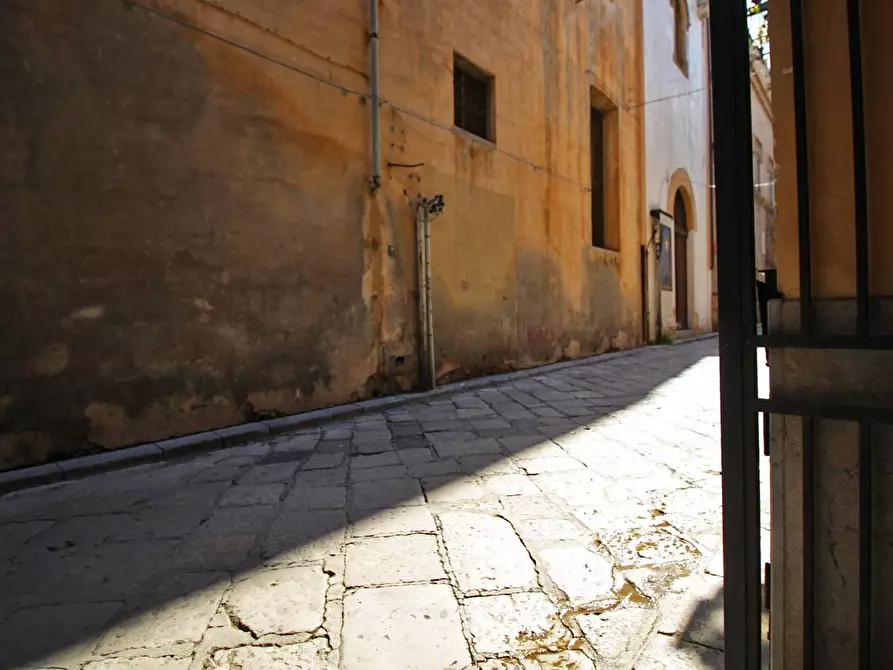 Immagine 43 di Locale commerciale in vendita  in Via Alloro 19 a Palermo