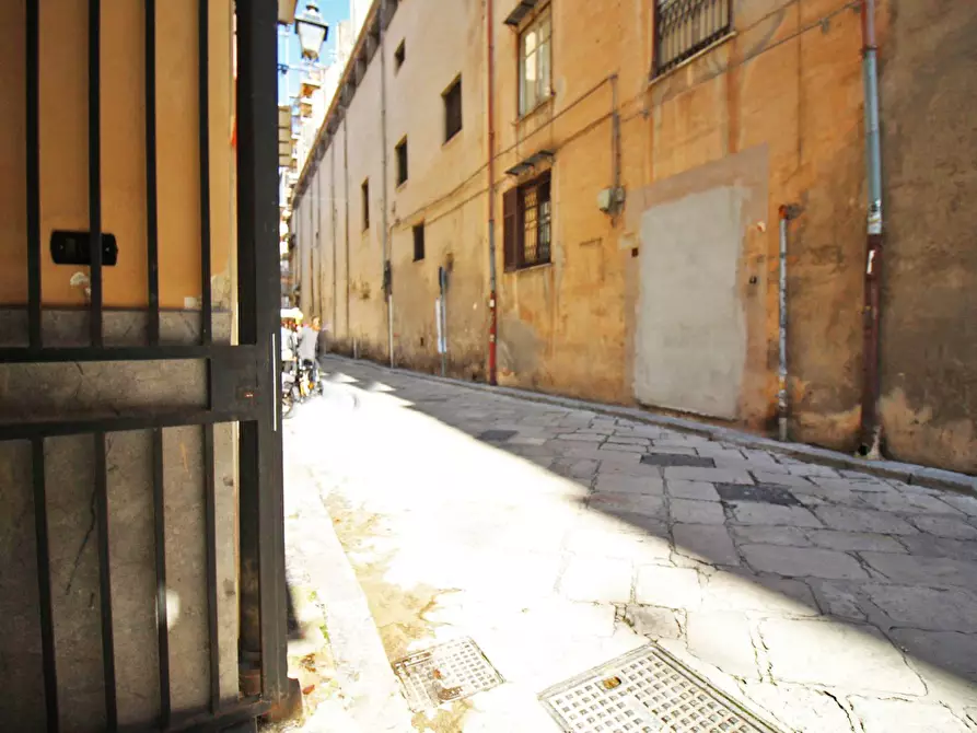 Immagine 44 di Locale commerciale in vendita  in Via Alloro 19 a Palermo