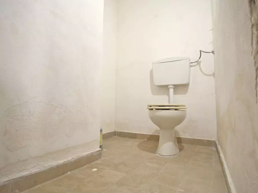 Immagine 22 di Locale commerciale in affitto  in Via Ugo Bassi 22 a Palermo