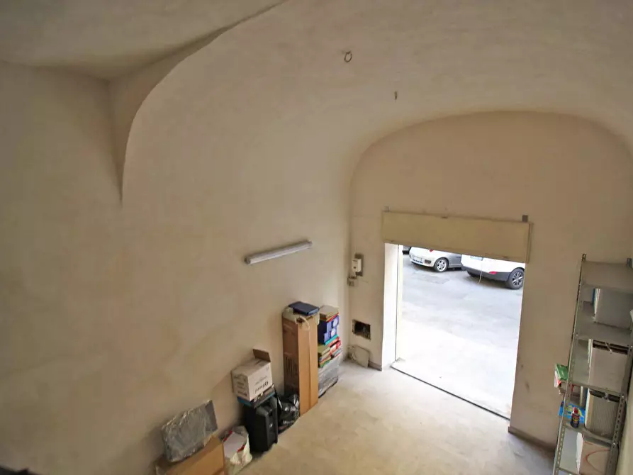 Immagine 35 di Locale commerciale in affitto  in Via Ugo Bassi 22 a Palermo