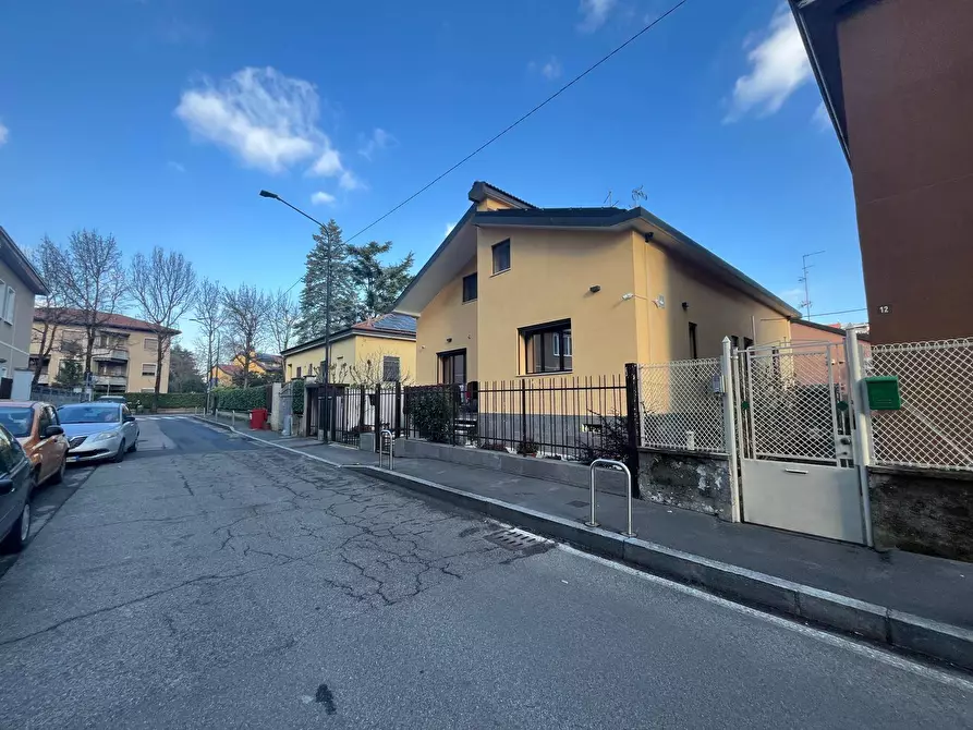 Immagine 3 di Villa in vendita  in Via Carlo Limonta 14 a Cinisello Balsamo