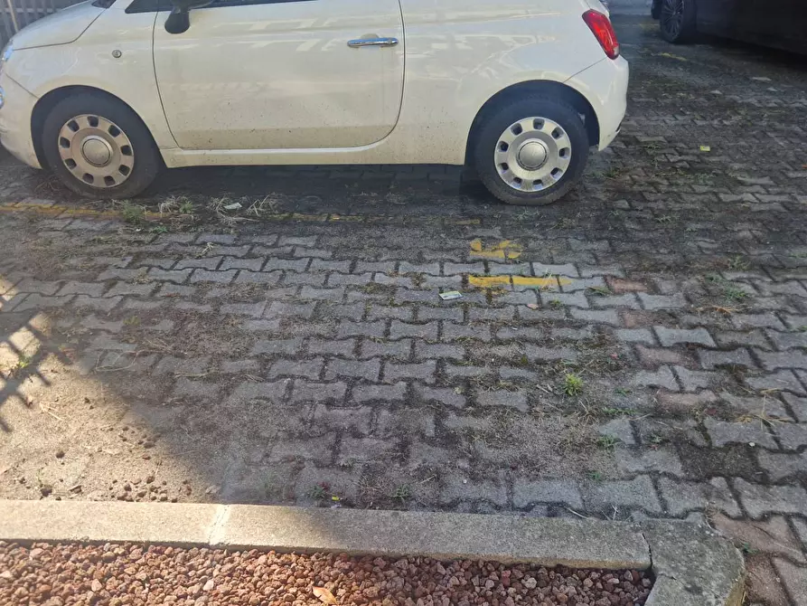 Immagine 3 di Box auto in vendita  in Via Eugenio Villoresi a Milano