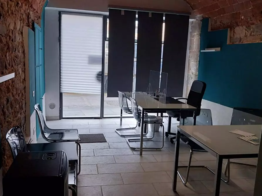 Immagine 2 di Locale commerciale in affitto  in lungarno Gambacorti a Pisa