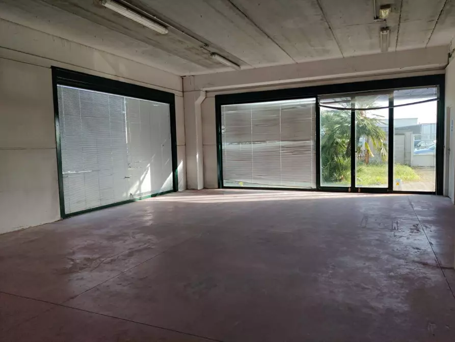 Immagine 3 di Magazzino in affitto  in Viale Europa a Cascina