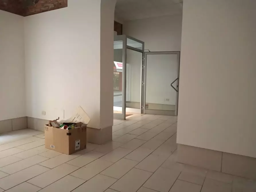 Immagine 13 di Locale commerciale in affitto  in pontedera a Pontedera