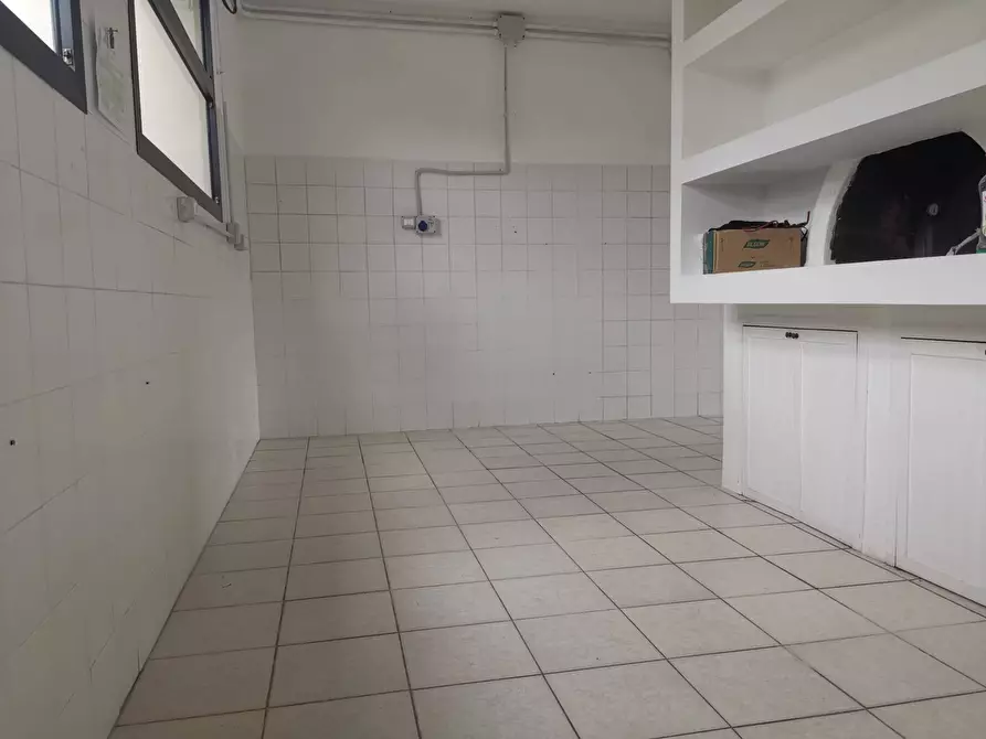 Immagine 2 di Locale commerciale in affitto  in VIA PAPA GIOVANNI XXIII a Calcinaia