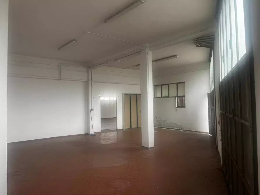 Immagine 3 di Locale commerciale in affitto  in via nazario sauro a Cascina