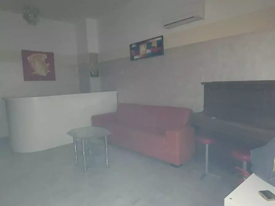 Immagine 2 di Locale commerciale in vendita  in piazza Vittime dei lager nazisti 21 a Pontedera