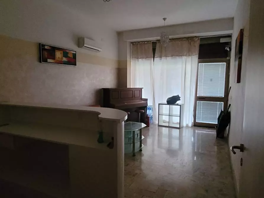 Immagine 1 di Locale commerciale in vendita  in piazza Vittime dei lager nazisti 21 a Pontedera