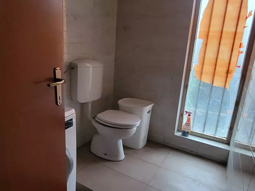 Immagine 7 di Locale commerciale in vendita  in piazza Vittime dei lager nazisti 21 a Pontedera