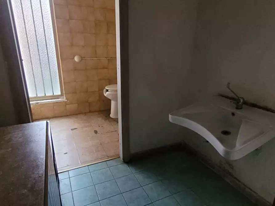 Immagine 9 di Locale commerciale in vendita  in piazza Vittime dei lager nazisti 21 a Pontedera