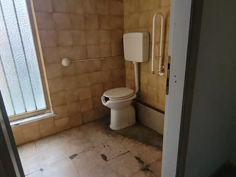 Immagine 10 di Locale commerciale in vendita  in piazza Vittime dei lager nazisti 21 a Pontedera