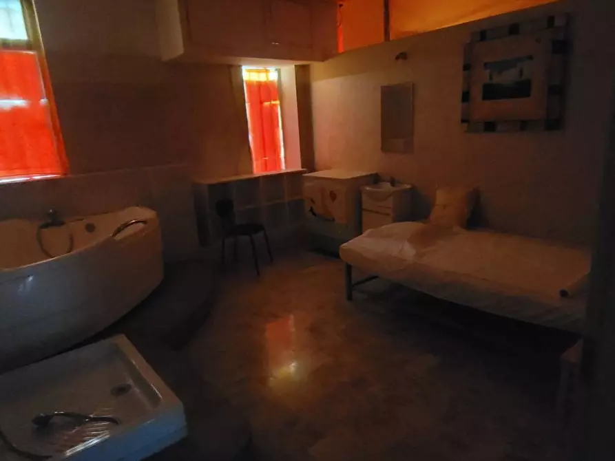 Immagine 13 di Locale commerciale in vendita  in piazza Vittime dei lager nazisti 21 a Pontedera