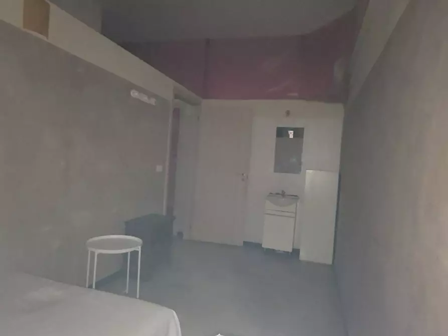 Immagine 15 di Locale commerciale in vendita  in piazza Vittime dei lager nazisti 21 a Pontedera