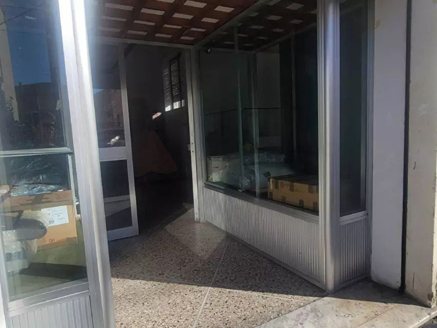 Immagine 1 di Locale commerciale in affitto  in via G. Pascoli 100 a Cascina