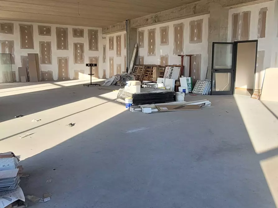 Immagine 4 di Locale commerciale in vendita  in via Tosco Romagnola Est 25 a Pontedera