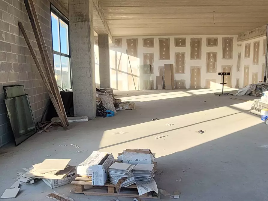 Immagine 5 di Locale commerciale in vendita  in via Tosco Romagnola Est 25 a Pontedera