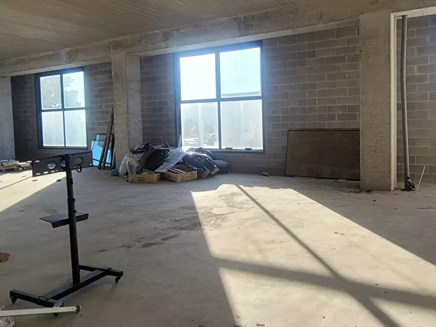 Immagine 10 di Locale commerciale in vendita  in via Tosco Romagnola Est 25 a Pontedera