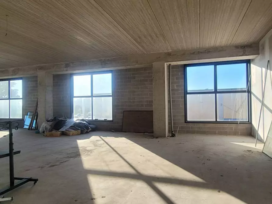 Immagine 12 di Locale commerciale in vendita  in via Tosco Romagnola Est 25 a Pontedera