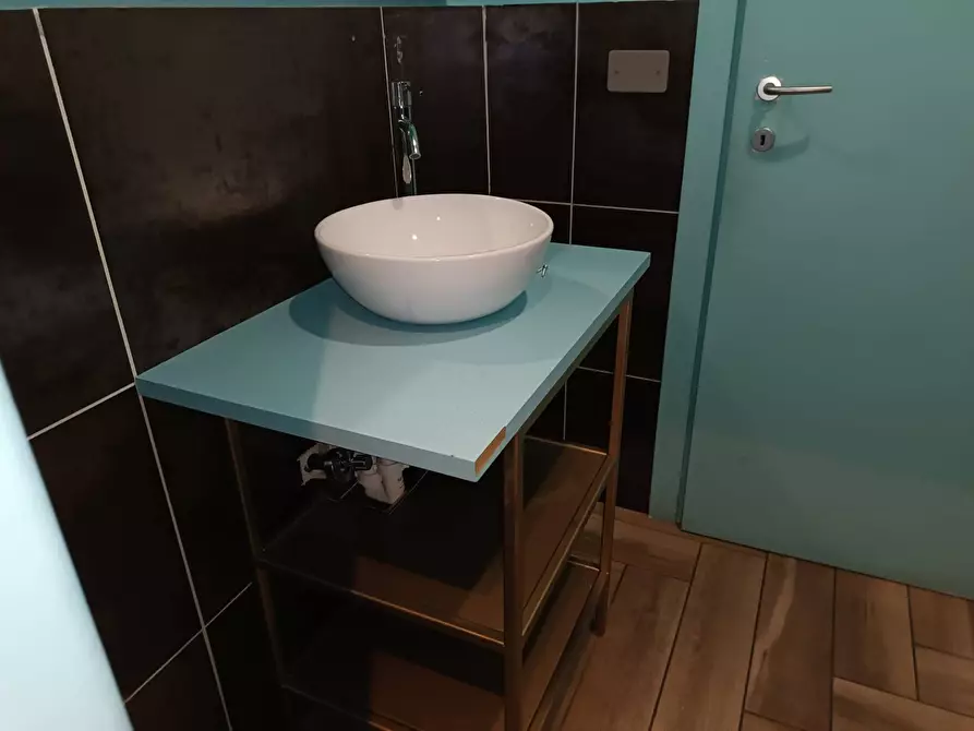 Immagine 25 di Locale commerciale in affitto  in Via Tosco Romagnola a Pontedera