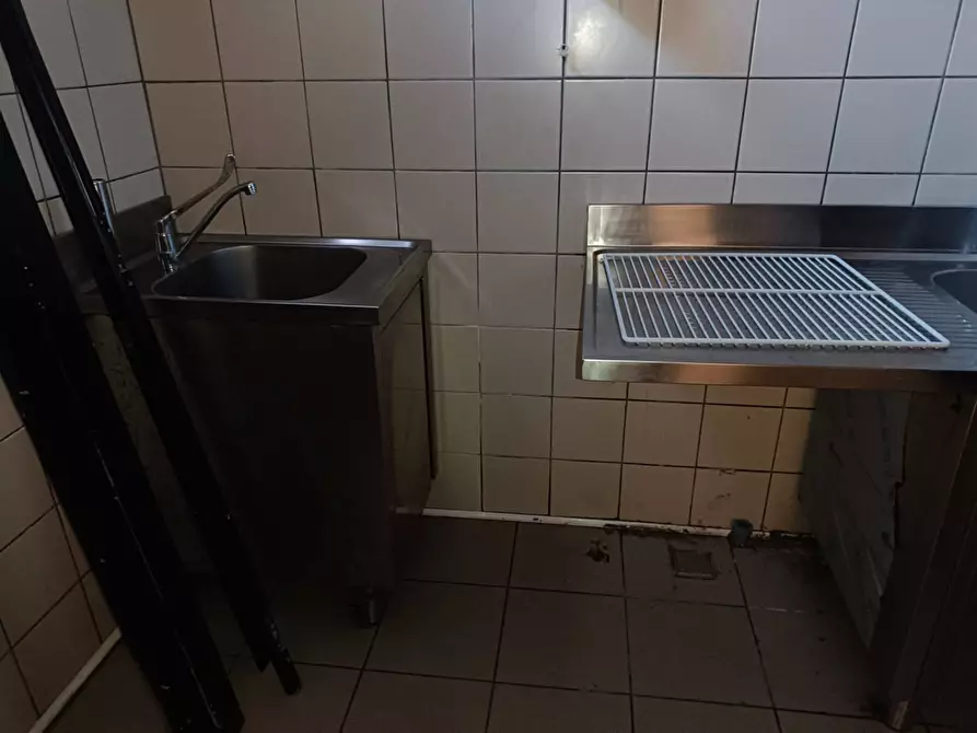 Immagine 33 di Locale commerciale in affitto  in Via Tosco Romagnola a Pontedera