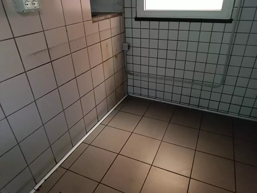 Immagine 34 di Locale commerciale in affitto  in Via Tosco Romagnola a Pontedera