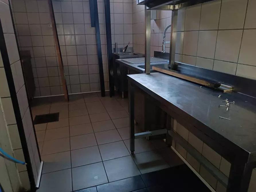 Immagine 38 di Locale commerciale in affitto  in Via Tosco Romagnola a Pontedera