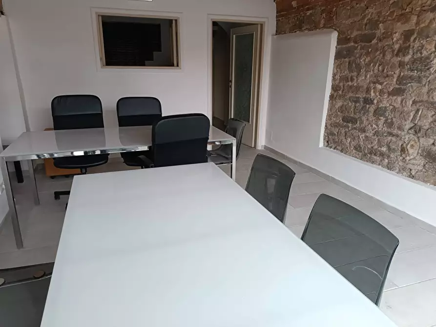 Immagine 1 di Locale commerciale in affitto  in lungarno Gambacorti a Pisa