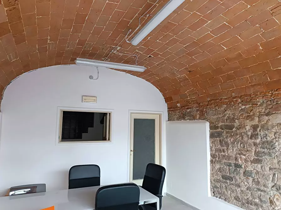 Immagine 2 di Locale commerciale in affitto  in lungarno Gambacorti a Pisa