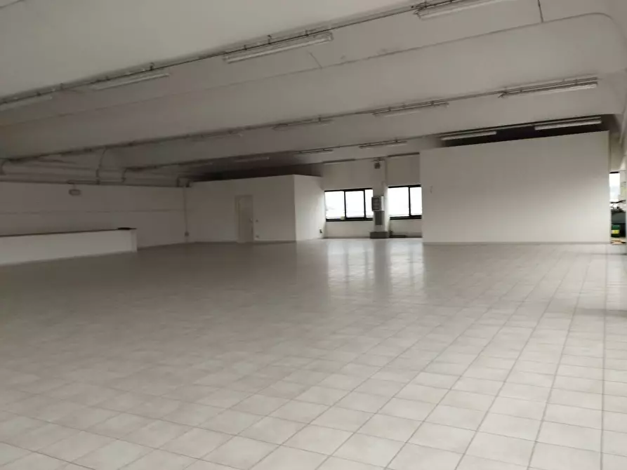 Immagine 2 di Locale commerciale in affitto  in Via Tosco Romagnola Est a Pontedera