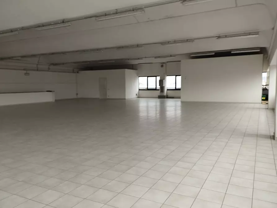 Immagine 10 di Locale commerciale in affitto  in Via Tosco Romagnola Est a Pontedera