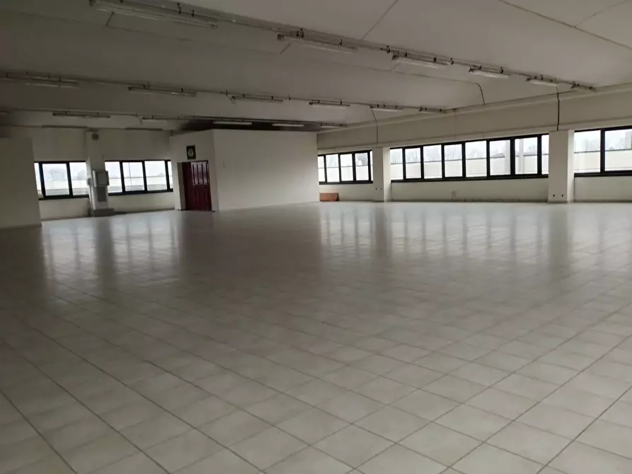 Immagine 1 di Locale commerciale in affitto  in Via Tosco Romagnola Est a Pontedera