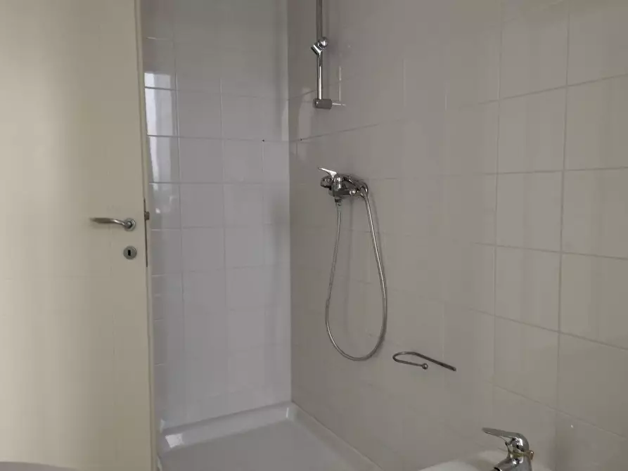 Immagine 26 di Locale commerciale in affitto  in Via Tosco Romagnola Est a Pontedera