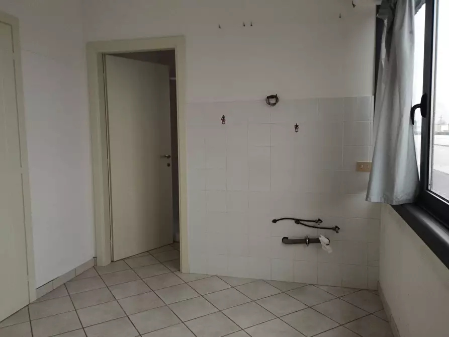 Immagine 18 di Locale commerciale in affitto  in Via Tosco Romagnola Est a Pontedera