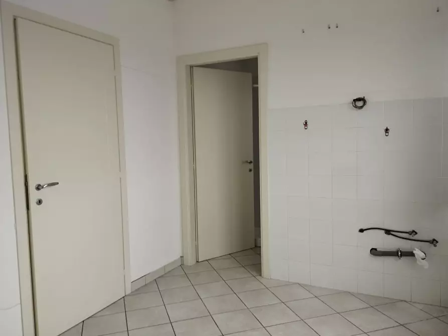 Immagine 19 di Locale commerciale in affitto  in Via Tosco Romagnola Est a Pontedera