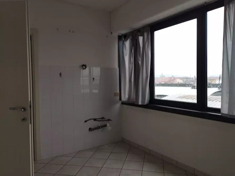 Immagine 16 di Locale commerciale in affitto  in Via Tosco Romagnola Est a Pontedera