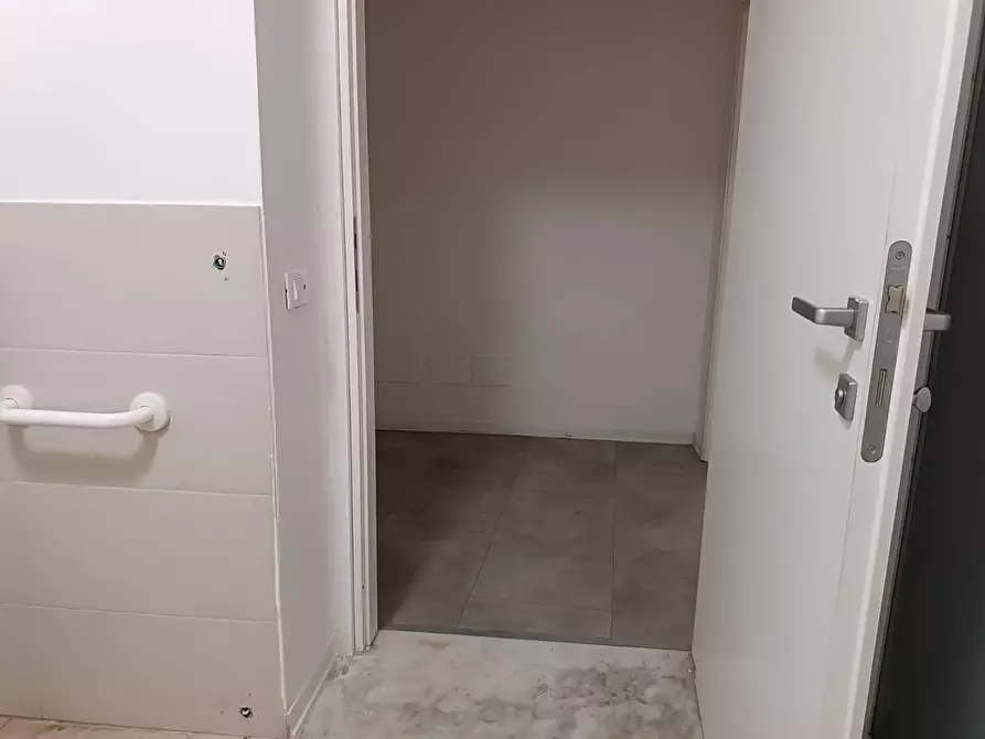 Immagine 24 di Locale commerciale in affitto  in Via I Maggio a Pontedera