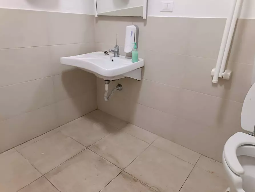 Immagine 28 di Locale commerciale in affitto  in Via I Maggio a Pontedera