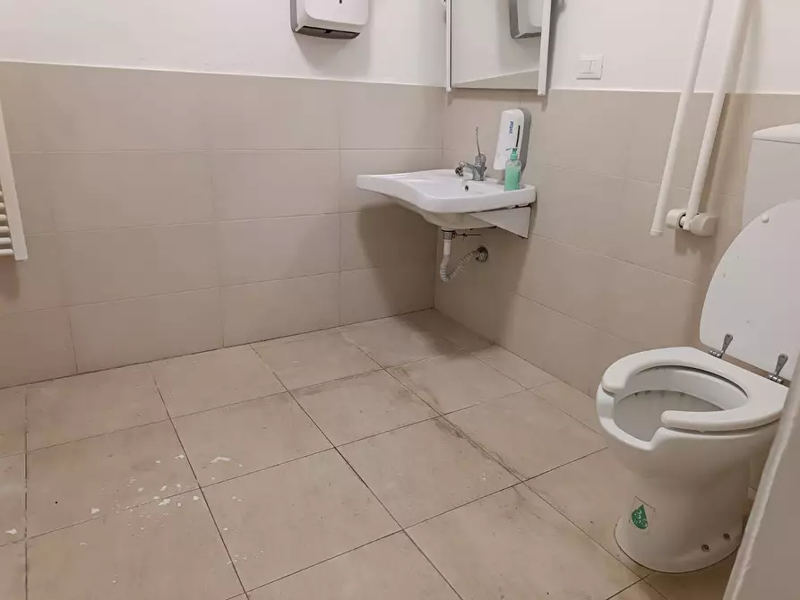 Immagine 29 di Locale commerciale in affitto  in Via I Maggio a Pontedera