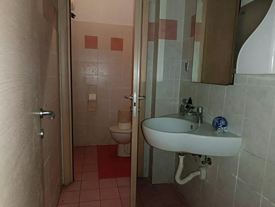 Immagine 12 di Locale commerciale in affitto  in Via Gotti a Pontedera